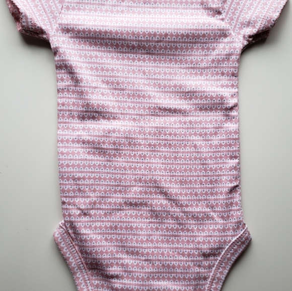 Four onsies & one pair of shorts w. hearts. 0-3 mo - Picture 7 of 9